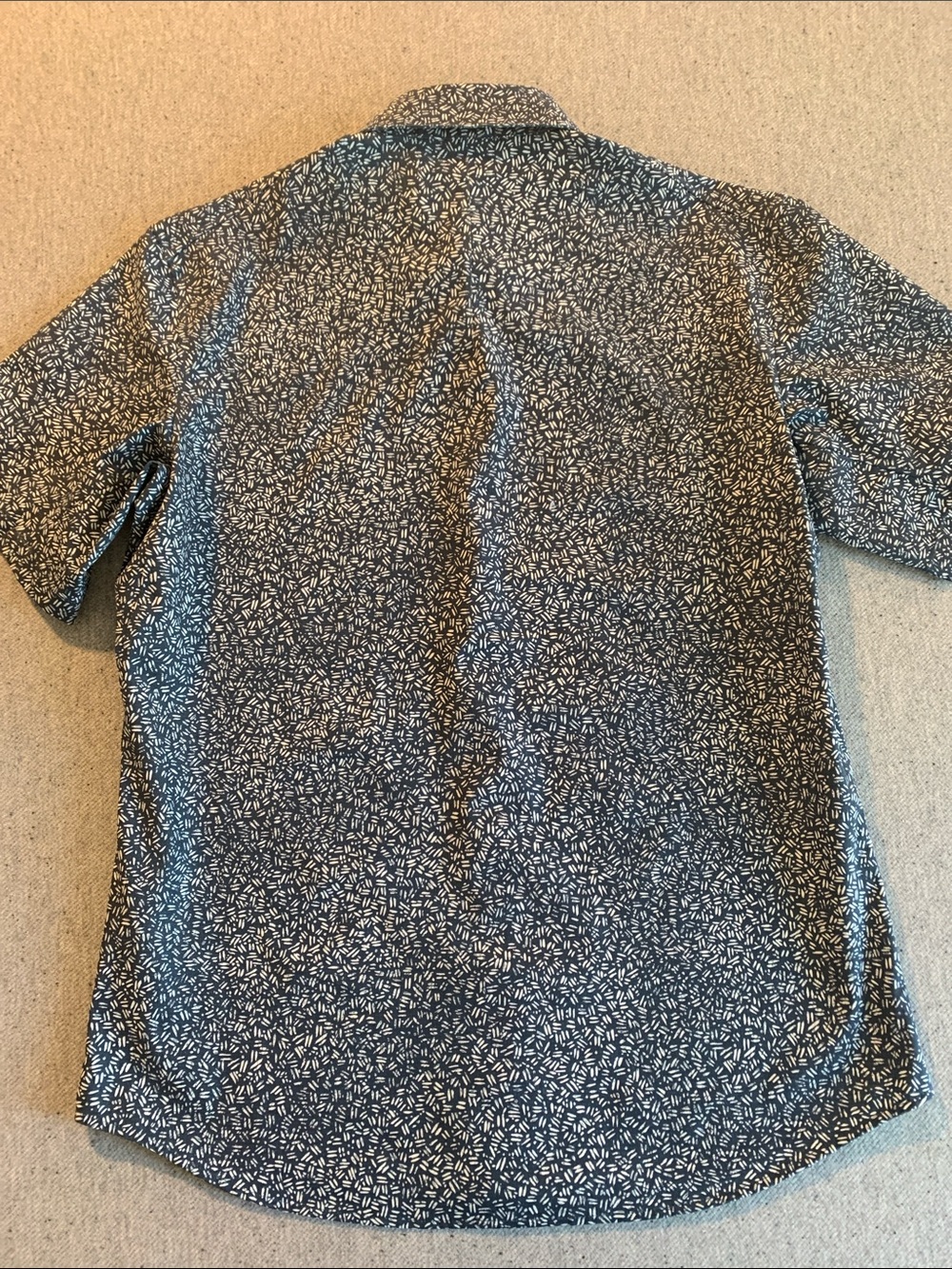 lululemon athletica Men’s Short-Sleeve Navy Button-Down with White Micro Pattern - Picture 4 of 5